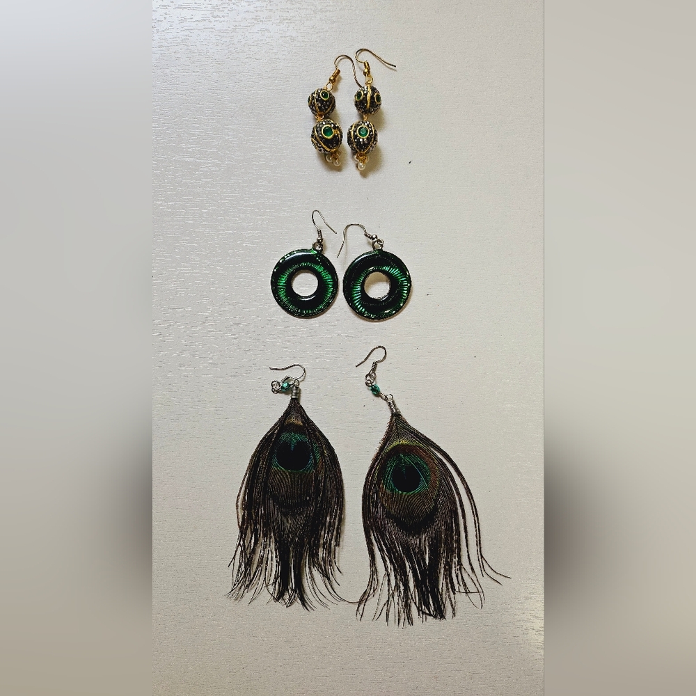 Lot of three pairs of green earrings